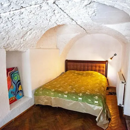 Artrooms -round Windows Rynok Sq * Lviv