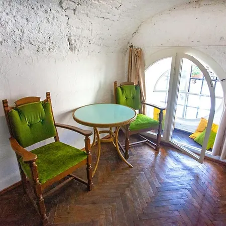 Artrooms -round Windows Rynok Sq Casa de hóspedes *