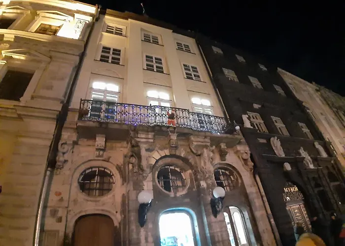 Artrooms -round Windows Rynok Sq بيت ضيافة