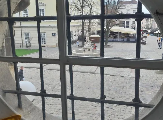 Artrooms -round Windows Rynok Sq Guest house Lviv