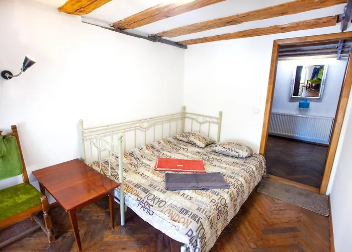 Artrooms -round Windows Rynok Sq Guest house Lviv