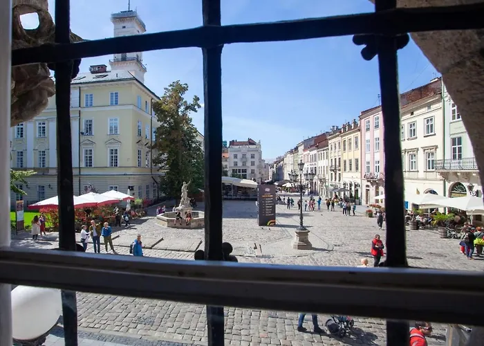 Artrooms -round Windows Rynok Sq *