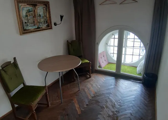 بيت ضيافة Artrooms -round Windows Rynok Sq إلفيف