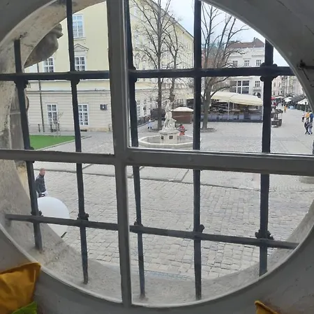 Artrooms -round Windows Rynok Sq Konukevi Lviv