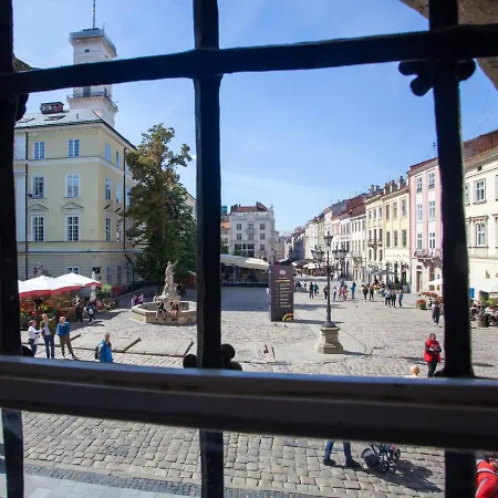 Artrooms -round Windows Rynok Sq *