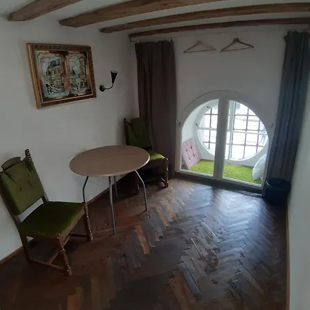 Konukevi Artrooms -round Windows Rynok Sq Lviv