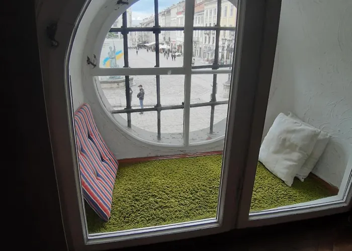 Artrooms -round Windows Rynok Sq לבוב